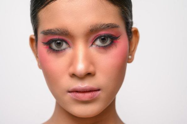 Bold blush applied on the cheeks and temples – vibrant blush trend for 2025.